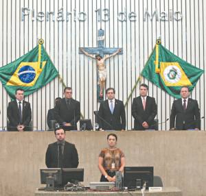 Deputados estaduais na Mesa Diretora dos trabalhos da Assembleia, postados em homenagem à memória do jornalista Edilmar Norões