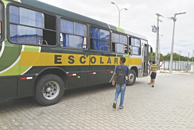 A maioria refere-se à suspensão de serviços públicos, como transporte e merenda escolar, contratos atrasados, obras paralisadas, escassez de medicamentos e demissão de servidores contratados 