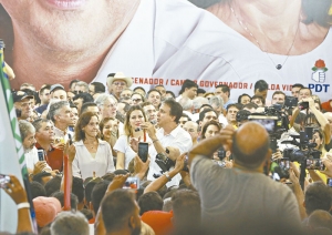 Ausência notada na convenção, o candidato ao Senado Cid Gomes não foi ao evento, segundo o governador, em razão de uma enxaqueca. Cercados por aliados, apenas os candidatos à reeleição, Camilo e Izolda, discursaram à multidão