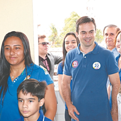 Capitão Wagner com familiares e Gaudêncio Lucena, domingo, na seção eleitoral 