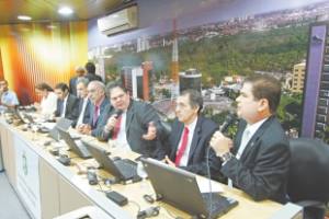 Deputados estaduais fizeram reuniões, ontem, de comissões conjuntas para acelerar a votação das matérias no plenário da Assembleia Legislativa. Mesmo sendo dia de votação, a sessão demorou a iniciar por falta de quórum