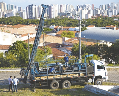 As ações destinadas à perfuração do primeiro poço, do total de cinco previstos para o local, tiveram início por volta das 16h, na sede da Cagece no Morro de Santa Terezinha