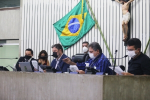 CCJR aprova um projeto do Executivo e 24 de deputados