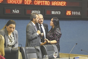 Elmano de Freitas, relator do Plano Estadual de Educação, está dialogando com colegas da bancada religiosa sobre emendas que atacam os termos &#039;gênero&#039; e &#039;LGBT&#039; concernentes ao combate aos preconceitos nas escolas