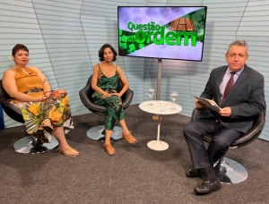 Professoras Naiana Rodrigues, da UFC, e Janaina Visibeli, da UEMG, em entrevista com o apresentador do Questão de Ordem, jornalista Renato Abreu