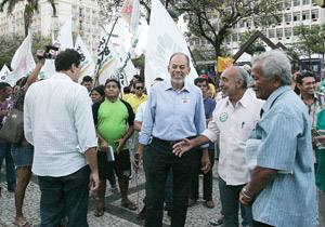 Inácio Arruda e Chico Lopes com o deputado estadual Lula Morais e outros correligionários fazem campanha no Centro de Fortaleza