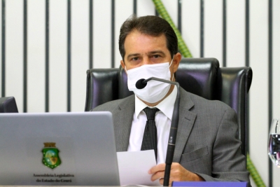 Presidente da AL, deputado Evandro Leitão, fala durante abertura da sessão plenária