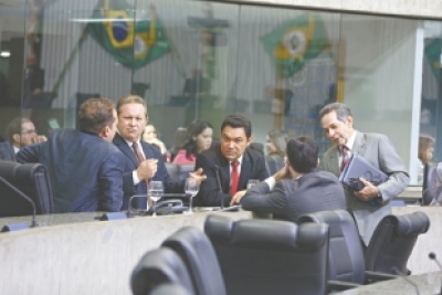 O deputado Genecias Noronha passou toda a manhã de ontem no plenário da Assembleia conversando com oposicionistas