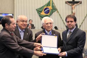 Presidente da Academia de Ciências Sociais recebe homenagem dos deputados Heitor Férrer (PDT), Professor Teodoro (PSD) e secretário Evandro Leitão  