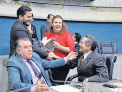 Deputados se confraternizam durante votação de matérias na Casa. Oposição e base governista têm evitado confrontos mais acirrados 