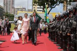 Em solenidade de posse, Camilo Santana chega ao Palácio da Abolição ao lado da 1ª dama Onélia Leite