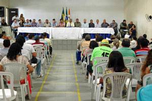 Diversos representantes da sociedade civil e militar, do Estado e do Município, estiveram reunidos na Câmara de Vereadores de Tejuçuoca para debater alternativas de combate à violência que afeta a segurança da população