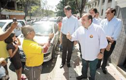 Acompanhado do governador Cid Gomes, do senador Eunício Oliveira e do vice Gaudêncio, Roberto Cláudio cumprimenta eleitores antes de votar 