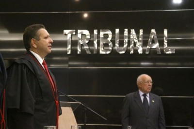 O presidente do Tribunal de Contas dos Municípios do Ceará (TCM), Domingos Filho, recuou de decisão que suspendeu fiscalizações de decretos de emergência em prefeituras do Interior. A partir de agora, afirma Domingos, os fiscais do tribunal irão pegar “carona” nos veículos do Ministério Público do Estado do Estado (MPCE) para executar esse trabalho.   O TCM tem feito investidas para apurar possíveis irregularidades em contratos assinados por prefeituras cujas constas estavam comprometidas.   “Vamos retomar (a fiscalização). Estava suspensa até agora, mas, como os meios estão sendo disponibilizados, vamos continuar. Agora, na verdade, vamos pegar carona. Vamos fazer um convênio específico com o MPCE que permita essas despesas”, disse o presidente do TCM.   Anteriormente, Domingos havia encerrado os atendimentos alegando falta de recursos do TCM para tocar as operações. Em meio a impasse sobre a extinção do órgão na Assembleia Legislativa, foi aprovada redução de 20% no orçamento do órgão para 2017 em dezembro do ano passado. Desde então, o TCM eliminou despesas de custeio em 80% e tem operado com expediente reduzido.   De acordo com a procuradora de Justiça Vanja Fontenele, coordenadora da Procuradoria dos Crimes contra a Administração Pública (Procap), o MPCE “está disposto a oferecer transporte para que as fiscalizações continuem” enquanto “não se resolve” a reclamação da Associação dos Membros dos Tribunais de Contas do Brasil (Atricon), que pede medida cautelar de restituição do orçamento ao Supremo Tribunal Federal (STF).   Além da fiscalização, houve suspensão também do atendimento ao público externo e das caravanas educativas, parte do programa de capacitação de gestores e servidores municipais no Estado. Contudo, parceria com os Conselhos Regionais de Contabilidade e de Administração dará “meios para que o programa continue”.   STF  O presidente do TCM diz contar com decisão favorável do STF para reposição da fatia no orçamento do órgão retirada por decisão da Assembleia Legislativa. Domingos alega que a ameaça de suspensão dos trabalhos do tribunal não foi um blefe para pressionar o governo estadual e a AL a voltarem atrás na decisão de corte.     “Não existe recurso, de maneira alguma. Tanto não é ameaça política que, na hora que arranjei um parceiro que apoiasse no transporte pra gente se movimentar, eu retomo (as fiscalizações). Se o Governo e a AL achavam que o tribunal não ia fiscalizar com isso (corte de orçamento), estamos fazendo o inverso”, afirma Domingos.     Saiba mais   Mais relatórios   Foram entregues ontem ao MPCE mais seis relatórios de inspeção técnica de municípios que decretaram estado de emergência. Os documentos diziam respeito às fiscalizações dos municípios de Marco, Reriutaba, Umirim, Morrinhos, Paracuru e Santana do Acaraú. Segundo Domingos Filho, as fiscalizações devem continuar até que todos os “98 municípios” que emitiram decreto tenham regularidade garantida ou entrem em processos de tomada de contas junto ao Tribunal.     