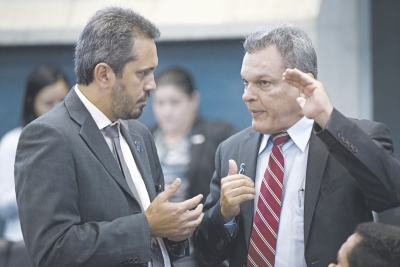 Deputado Elmano de Freitas (PT), que deve ser o relator da matéria, conversa com o presidente da Comissão de Educação da Assembleia, José Sarto (PROS). A expectativa é que o Plano seja colocado em pauta nos próximos dias 