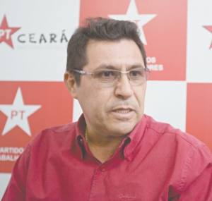 O presidente PT Ceará, De Assis Diniz, diz que é especulação a possibilidade de Camilo Santana trocar de partido para seguir os passos de Cid