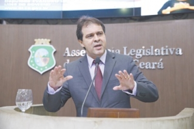 Líder do Governo, Evandro Leitão apresentou os dados oficiais sobre as despesas feitas com passagens aéreas utilizando recursos do Fundo 