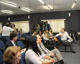 Representantes dos dois comitês dos candidatos Elmano de Freitas e Roberto Cláudio, ontem, tratando da propaganda eleitoral 