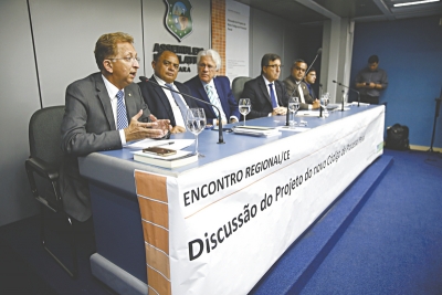 O parlamentar Danilo Forte comandou as discussões sobre o tema. O ministro do Superior Tribunal de Justiça (STJ), Napoleão Nunes Maia e o desembargador do TJCE, Teodoro Santos, estiveram na audiência pública 