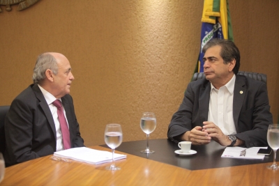 Zezinho Albuquerque recebe projeto de reestruturação do TJCE