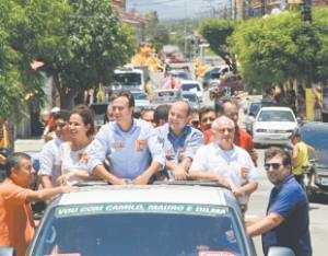 Camilo Santana entre a candidata a vice, Izolda Cela e o prefeito de Fortaleza, Roberto Cláudio, vai à frente da carreata realizada na manhã de ontem na Capital