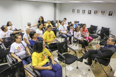 Idosas do grupo Alegria de Viver conhecem  a Assembleia