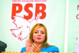 Pré-candidata do PSB ao Governo, Nicolle Barbosa usa os perfis nas redes sociais para conversar com internautas e comentar temas cotidianos 