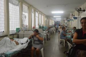 Pacientes atendidos nos corredores do Hospital Infantil Albert Sabin. Comitiva de parlamentares visitou a unidade