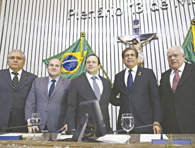 O presidente estadual do PSDB, Luiz Pontes; prefeito de Fortaleza, Roberto Cláudio; presidente do Instituto Myra Eliane, Igor Queiroz Barroso; presidente da Assembleia Legislativa, Zezinho Albuquerque; e o ex-governador Gonzaga Mota durante o lançamento do livro &quot;O Cearense&quot;, de Parsifal Barroso, ontem, na Assembleia Legislativa 