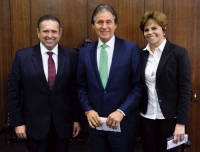 Da esq. para direita: presidentes Domingos Filho, do TCM, e Eunício Oliveira, do Senado; e Patrícia Aguiar, ex-prefeita de Tauá 