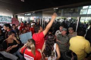 Professores, estudantes e servidores das universidades estaduais em greve tentam acertar encontro com o governador Cid Gomes