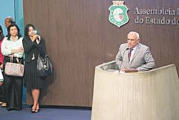 Carlomano Marques faz o seu discurso, no plenário da Assembleia, acompanhado de perto pela mulher e uma filha, que segundo ele, ajudaram a conter as palavras, no calor da emoção