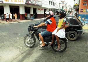 Nas cidades do Interior, o transporte de passageiros feito por motocicletas é essencial para garantir a mobilidade entre as sedes e as zonas rurais 