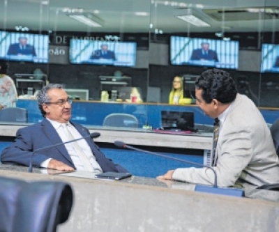 Manoel Veras conversa com o deputado Carlos Felipe (PCdoB), no plenário. Ele também esteve no gabinete de Heitor Férrer (PSB) 