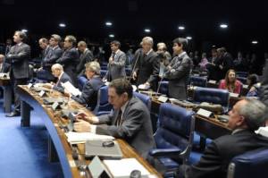 Sessão durou mais de quatro horas e foi tensa. Grupo de senadores queria acabar com voto secreto em todas as decisões do Poder Legislativo