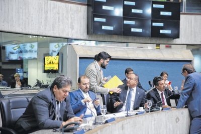 Advogado João Gabriel Laprovitera Rocha (em pé) cumprimenta deputados após ter seu nome aprovado, ontem, ao cargo de conselheiro da Arce