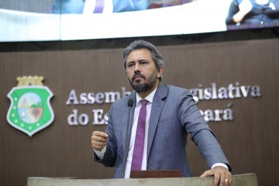 Elmano Freitas critica privatizações de empresas estatais