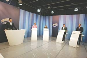 Os candidatos Ailton Lopes, Eliane Novais, Eunício Oliveira e Camilo Santana já posicionados, momentos antes do início do debate, ao lado do mediador, jornalista Luiz Esteves