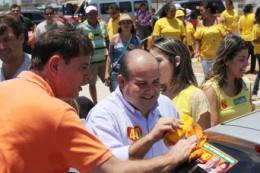 Cid participou de um adesivaço pró-Roberto Cláudio na manhã de ontem, na Praia do Futuro