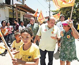 Roberto Cláudio esteve na manhã de ontem na Comunidade dos Cocos, na Praia do Futuro, e disse ter visto descaso com as famílias 