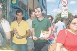 O postulante do PSOL ao Governo Estadual, Ailton Lopes, fez caminhada, ontem, saindo da Avenida do Imperador até a Praça do Ferreira