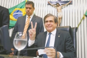 José Albuquerque faz o V da vitória após anunciado o resultado da votação, que apesar da tensão entre os principais aliados das duas chapas, foi tranquila, embora decepcionante para Sérgio Aguiar, o derrotado