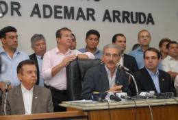 Walter Cavalcante durante coletiva à imprensa na Câmara cercado de apoiadores de sua candidatura 