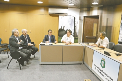 Um grupo de cinco parlamentares - José Sarto, Walter Cavalcante, Evandro Leitão, Osmar Baquit e Elmano de Freitas - se reuniu na Assembleia, na última sexta-feira (14), e debateu possíveis mudanças na legislação eleitoral