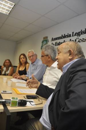 Luis Sérgio (de branco), entre aliados, durante coletiva de imprensa 