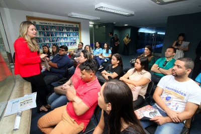 Deputado Augusta Brito, recebe estudantes  no projeto O Parlamento e sua História