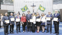 A presidente da Fundação Edson Queiroz, Lenise Queiroz Rocha, (ao centro) ao lado dos deputados Bruno Gonçalves e Fernanda Pessoa, e dos demais agraciados da noite, professores e funcionários da Universidade de Fortaleza (Unifor)