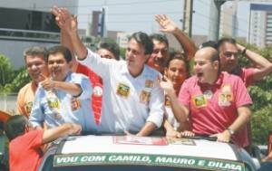 Camilo Santana entre os candidatos ao Senado, Mauro Filho e a vice Izolda Cela, à frente da carreata realizada na manhã de ontem em Fortaleza, com a participação do prefeito Roberto Cláudio e do governador Cid Gomes