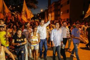 Camilo, Izolda e Mauro fizeram campanha em conjunto habitacional