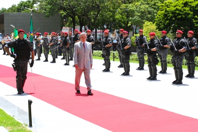 presidente da AL-CE, deputado José Sarto, passou em revista a tropa da Guarda de Honra da Polícia Militar 